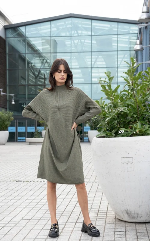 OVERSIZED KNITTED DRESS WITH DETAIL